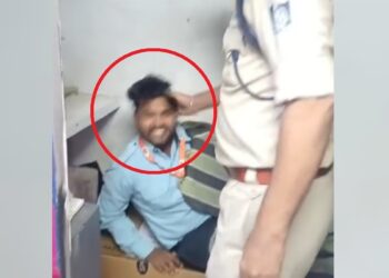 ‘तुझे नींद लेने के 10 हजार नहीं मिलते…’, केबिन में चादर तानकर सोता मिला ATM गार्ड, पुलिस ASI ने जगाया और जड़ दिया थप्पड़