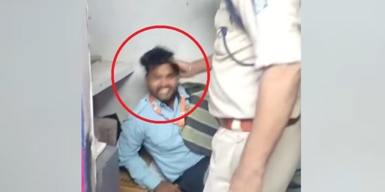 ‘तुझे नींद लेने के 10 हजार नहीं मिलते…’, केबिन में चादर तानकर सोता मिला ATM गार्ड, पुलिस ASI ने जगाया और जड़ दिया थप्पड़