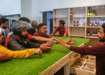 ठेके पर ठेला-ठेली, गायब पसंदीदा ब्रांड… दिल्ली में तमीज से नहीं खरीद सकते शराब!