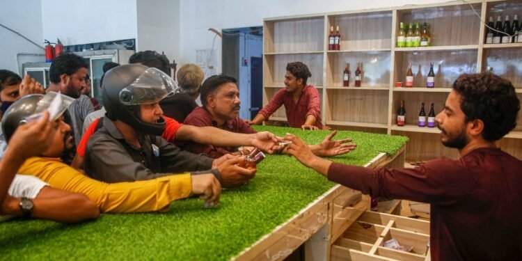 ठेके पर ठेला-ठेली, गायब पसंदीदा ब्रांड… दिल्ली में तमीज से नहीं खरीद सकते शराब!