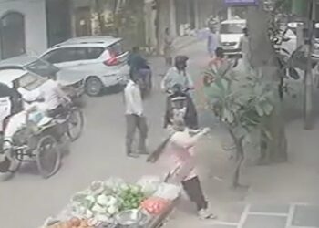 दिल्ली में तेज रफ्तार कार का कहर! पिता और बेटी को मारी टक्कर, VIDEO देख दहल जाएगा दिल