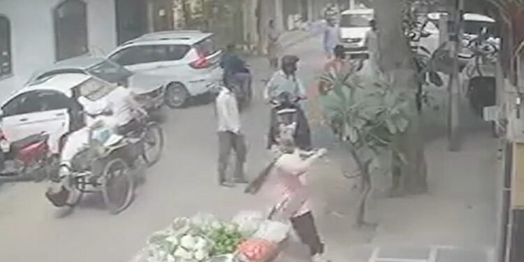 दिल्ली में तेज रफ्तार कार का कहर! पिता और बेटी को मारी टक्कर, VIDEO देख दहल जाएगा दिल