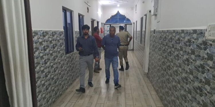 पति की सर्विस रिवॉल्वर से एसआई की पत्नी ने खुद को मारी गोली! एक साल पहले हुई थी शादी