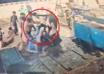 खाकी का खौफ खत्म! MP में थाने के ठीक सामने पुलिसकर्मी को पीटा; नशेड़ियों ने सरेआम की झूमाझटकी