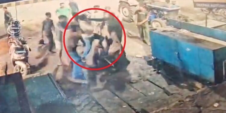 खाकी का खौफ खत्म! MP में थाने के ठीक सामने पुलिसकर्मी को पीटा; नशेड़ियों ने सरेआम की झूमाझटकी