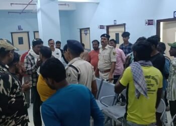 बालू लदे ट्रैक्टर ने बाइक सवार 3 युवकों को कुचला… दो की दर्दनाक मौत, चालक फरार