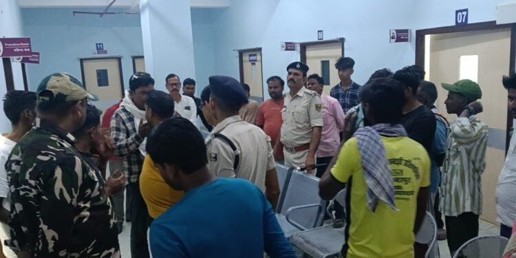 बालू लदे ट्रैक्टर ने बाइक सवार 3 युवकों को कुचला… दो की दर्दनाक मौत, चालक फरार