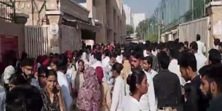 हरियाणा पहुंची नोएडा की आग…फरीदाबाद में हजारों कर्मचारी सड़क पर, काम पूरी तरह बंद