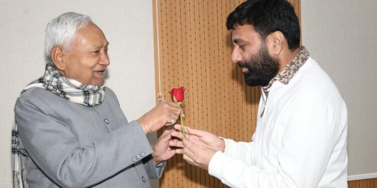 बिहार का सियासी मिजाज बदलते ही नीतीश के करीबी बाहुबली विधायक पप्पू पांडेय की मुश्किलें बढ़ीं