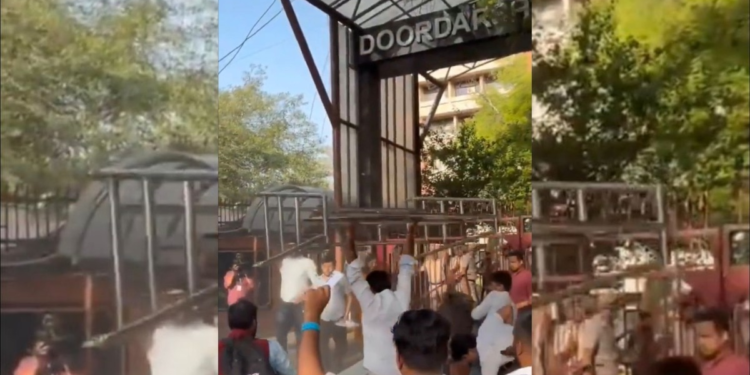 DD न्यूज़ दफ्तर के बाहर NSUI का प्रोटेस्ट, राहुल गांधी पर टिप्पणी को लेकर भड़के कांग्रेस कार्यकर्ता