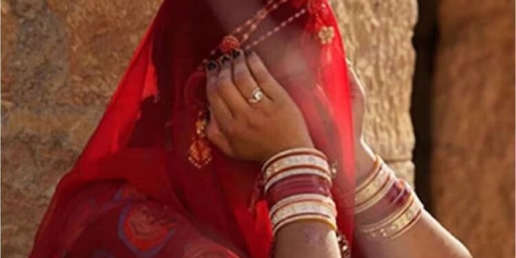 जिस लड़के से होने वाली थी शादी, उसी को पसंद करती थी पड़ोसन, शादी से पहले दुल्हन पर फेंका एसिड