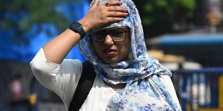 Delhi Weather Update: दिन में तेज धूप और बढ़ता तापमान, दिल्ली में सताने लगी गर्मी, वीकेंड तक 40 डिग्री के पार पहुंचेगा पारा