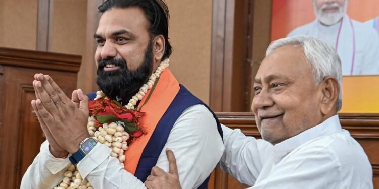 न RSS का बैकग्राउंड, न BJP से शुरू की राजनीति… 8 साल में कैसे सम्राट पड़े सब पर भारी