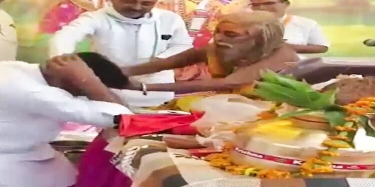 दतिया में आशीर्वाद लेने पहुंचे BJP विधायक प्रदीप अग्रवाल को संत सीताराम महाराज ने मारे मुक्के, वीडियो
