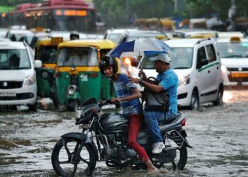 दिल्ली-NCR में मौसम ने ली करवट, धूलभरी आंधी के बाद बारिश