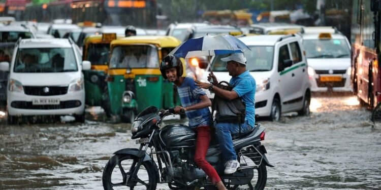 दिल्ली-NCR में मौसम ने ली करवट, धूलभरी आंधी के बाद बारिश