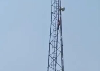 ‘मेरी उससे शादी कराओ वरना…’,सिर पर प्यार का भूत सवार और टावर पर जा चढ़ी नाबालिग लड़की