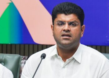 हरियाणा: ‘गुंडों जैसा व्यवहार’, पूर्व डिप्टी सीएम दुष्यंत चौटाला बोले- पुलिसकर्मी ने उन पर तानी पिस्टल
