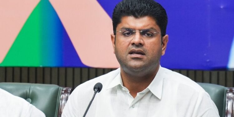 हरियाणा: ‘गुंडों जैसा व्यवहार’, पूर्व डिप्टी सीएम दुष्यंत चौटाला बोले- पुलिसकर्मी ने उन पर तानी पिस्टल