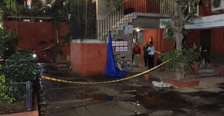 साउथ दिल्ली में डबल मर्डर से सनसनी, बाप-बेटे की चाकू से गोदकर हत्या