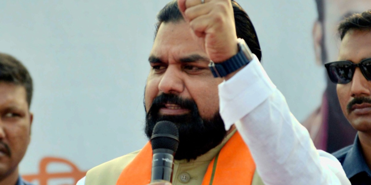 टोपी से इनकार, भगवा गमछा स्वीकार… नीतीश कुमार की परंपरा से अलग कदम, नई पहचान गढ़ रहे सम्राट चौधरी?