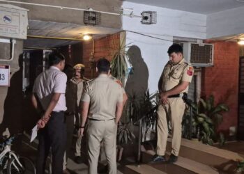 दिल्ली में डबल मर्डर से सनसनी: प्रॉपर्टी डीलिंग का काम करने वाले पिता-पुत्र की हत्या, आरोपी असद गिरफ्तार