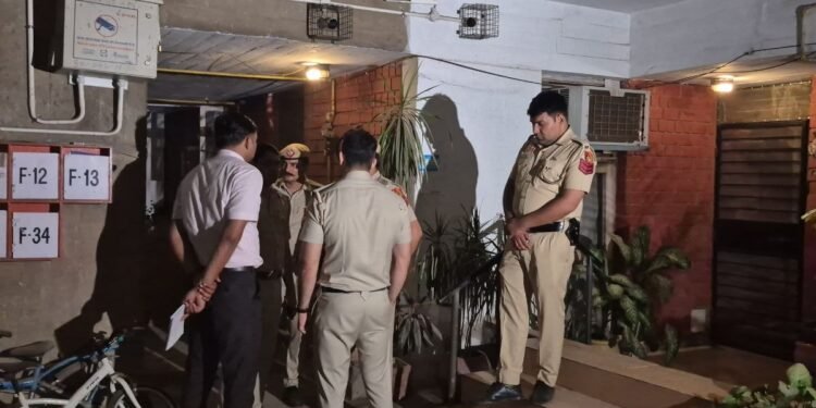 दिल्ली में डबल मर्डर से सनसनी: प्रॉपर्टी डीलिंग का काम करने वाले पिता-पुत्र की हत्या, आरोपी असद गिरफ्तार