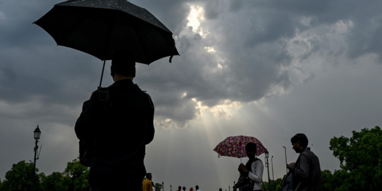 दिल्ली समेत इन राज्यों में बारिश से फिर बदला मौसम! वीकेंड पर बरसेंगे बादल?