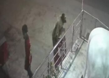 जब सामान ज्यादा हो गया तो चोरों ने कॉल कर बुलाया ऑटो, मंदिर की दानपेटी भी लाद ले गए, Video
