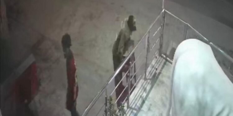 जब सामान ज्यादा हो गया तो चोरों ने कॉल कर बुलाया ऑटो, मंदिर की दानपेटी भी लाद ले गए, Video