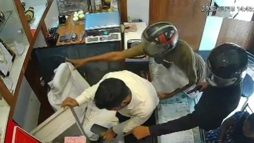 पटना में दिनदहाड़े 20 लाख के गहने लूट ले गए 5 बदमाश, CCTV में कैद बदमाशों की करतूत