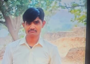 आंखों के सामने पिता को मारते देख टूट गया 8 साल का बेटा, सीसीटीवी खौफनाक वारदात