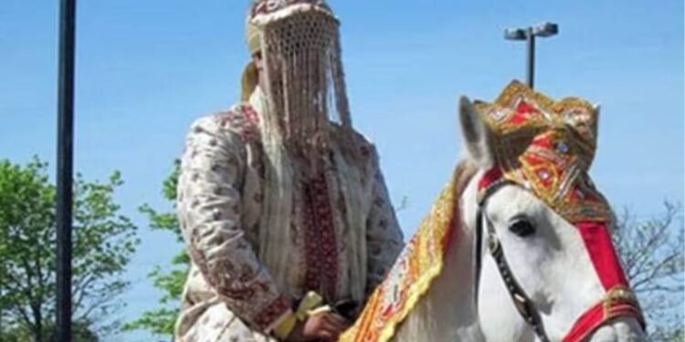घोड़ी चढ़कर दलित दूल्हा निकाल रहा था बारात, दबंगों ने नीचे गिराया और मचा दिया बवाल