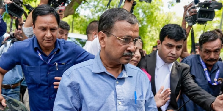 केजरीवाल पर कंटेम्प्ट ऑफ कोर्ट का आरोप, जज तेजस करिया मामले की सुनवाई से हुए अलग