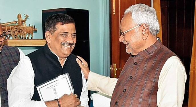 दिल्ली आते ही नीतीश कुमार ने बनाई JDU की नई टीम, संजय झा समेत इन नेताओं को मिली जगह