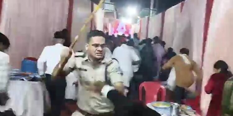 VIDEO: कटनी में पुलिसवालों की दबंगई! बारातियों को लाठी-डंडों से पीटा, नहीं हो सकी शादी