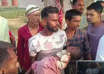 500 लो अंतिम संस्कार कर देना… मृत मानकर पिता ने छोड़ा, दूसरे दिन पुल के नीचे जिंदा मिला मासूम
