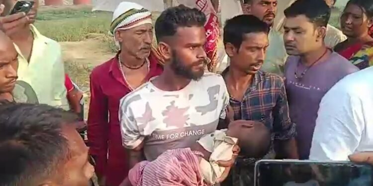 500 लो अंतिम संस्कार कर देना… मृत मानकर पिता ने छोड़ा, दूसरे दिन पुल के नीचे जिंदा मिला मासूम
