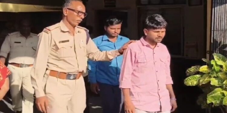 MP: खरगोन में धर्मांतरण का बड़ा खुलासा, चार गिरफ्तार, किताबें और प्रोजेक्टर जब्त