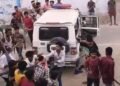 चोर के शक में युवक की पीट-पीटकर हत्या, गिरफ्तारी के दौरान पुलिस गाड़ी पर हमला