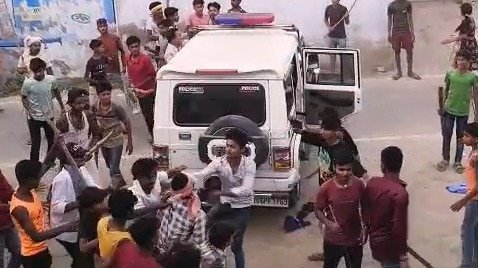 चोर के शक में युवक की पीट-पीटकर हत्या, गिरफ्तारी के दौरान पुलिस गाड़ी पर हमला