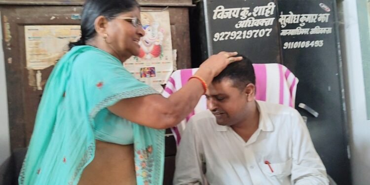 विधवा को मिला 21 लाख का हक, मुफ्त केस लड़ने वाले वकील को कोर्ट में दिया आशीर्वाद