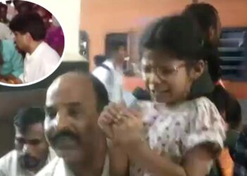 ग्वालियर रेलवे स्टेशन पर सिंधिया के स्वागत में बेकाबू हुई भीड़, फंसी 7 साल की मासूम, चीखती रही मासूम