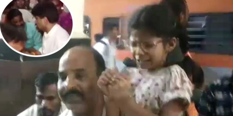 ग्वालियर रेलवे स्टेशन पर सिंधिया के स्वागत में बेकाबू हुई भीड़, फंसी 7 साल की मासूम, चीखती रही मासूम