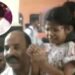 ग्वालियर रेलवे स्टेशन पर सिंधिया के स्वागत में बेकाबू हुई भीड़, फंसी 7 साल की मासूम, चीखती रही मासूम