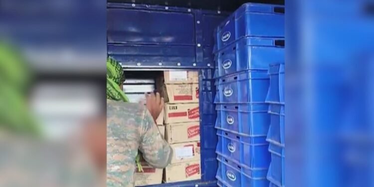 तस्करों का नया तरीका…, ऊपर दूध की थैलियां, अंदर शराब की बोतलें 