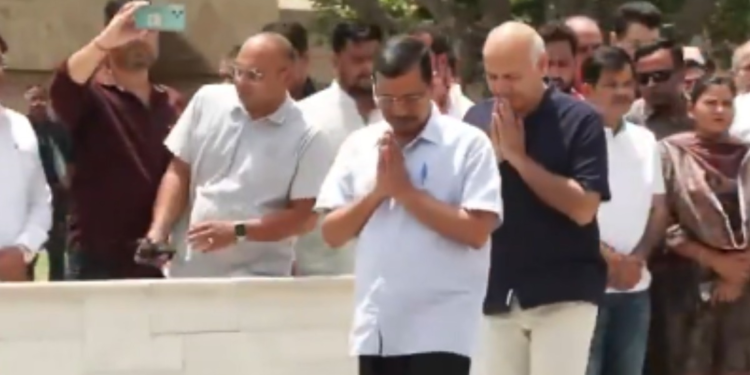 राजघाट पहुंचे केजरीवाल-सिसोदिया, जस्टिस स्वर्णकांता के विरोध में शुरू किया ‘सत्याग्रह’