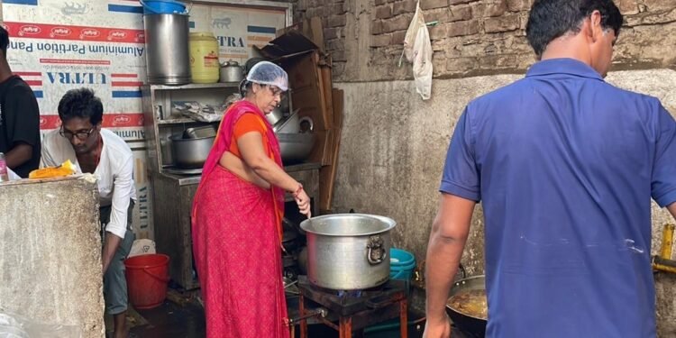 20 रुपये की टिफिन सेवा से 2 करोड़ का कारोबार, जानें पटना की देवनी देवी ने कैसे बदली किस्मत
