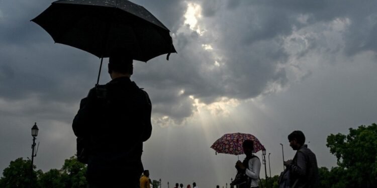 Delhi Weather: दिल्ली-NCR में मौसम का यूटर्न! तेज आंधी के बाद कई इलाकों में बारिश, भीषण गर्मी से मिली राहत