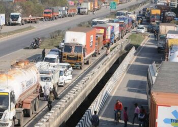 दिल्ली में कमर्शियल वाहनों की एंट्री होगी महंगी, प्रदूषण पर सख्ती, ECC में बड़ा इजाफा